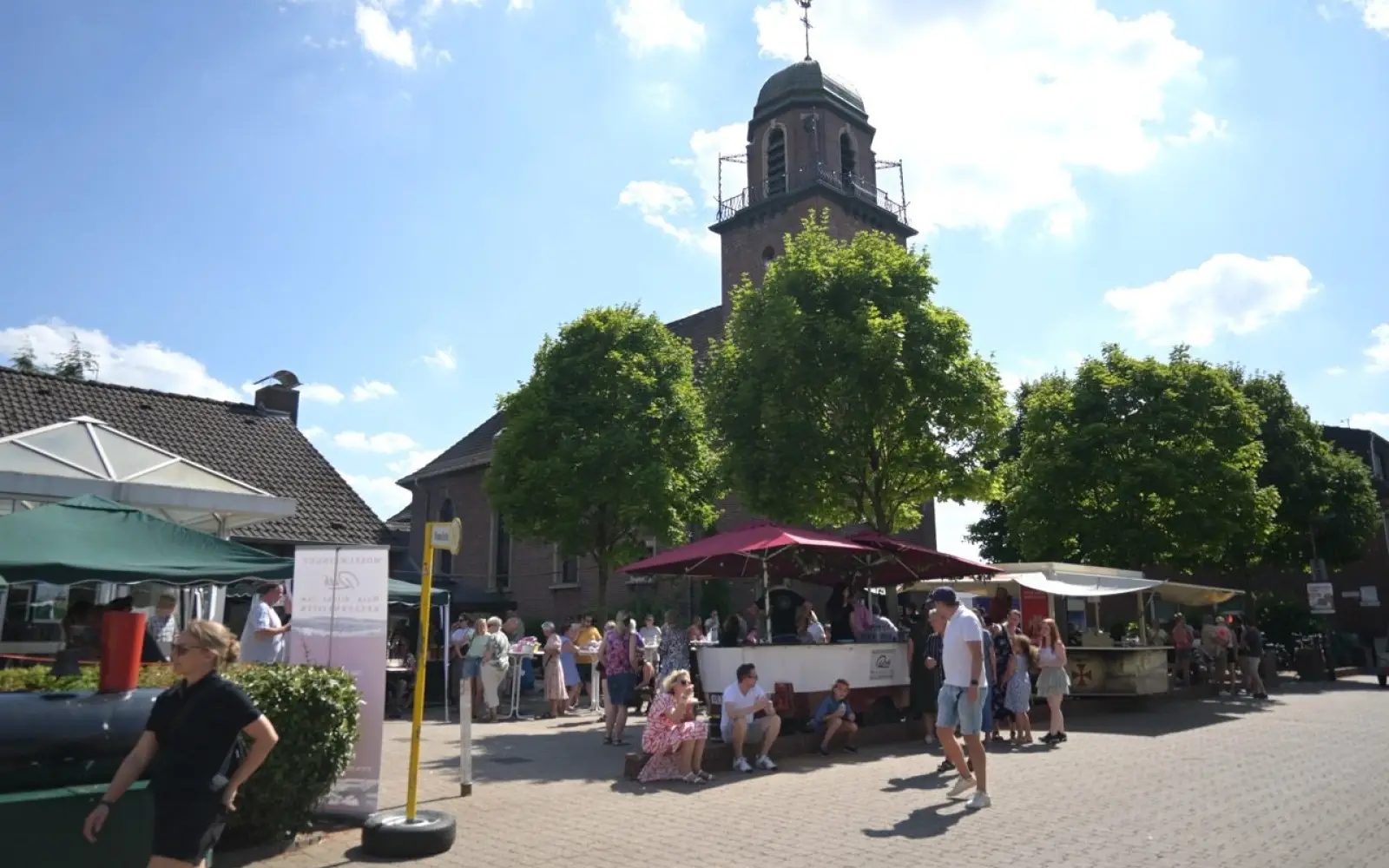 Zwischen Kirche Herz-Jesu und dem Gemeindezentrum feierten viele Besucherinnen und Besucher das Gemeindefest. Foto: sam