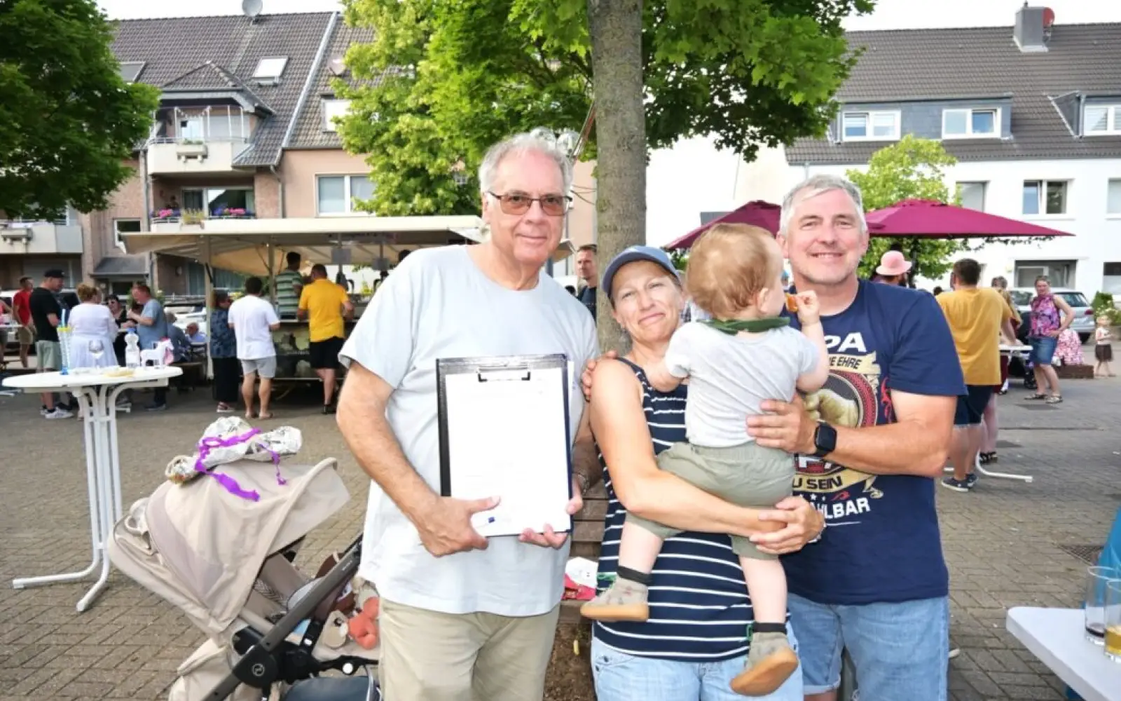 Jüngstes Mitglied im Förderverein Herz-Jesu Serm ist der einjährige Titus. Seine Großeltern, Andrea und Torsten Gnass, haben die Formalitäten für ihn beim Vorsitzenden des Fördervereins, Michael Germ (links), erledigt. Foto: sam