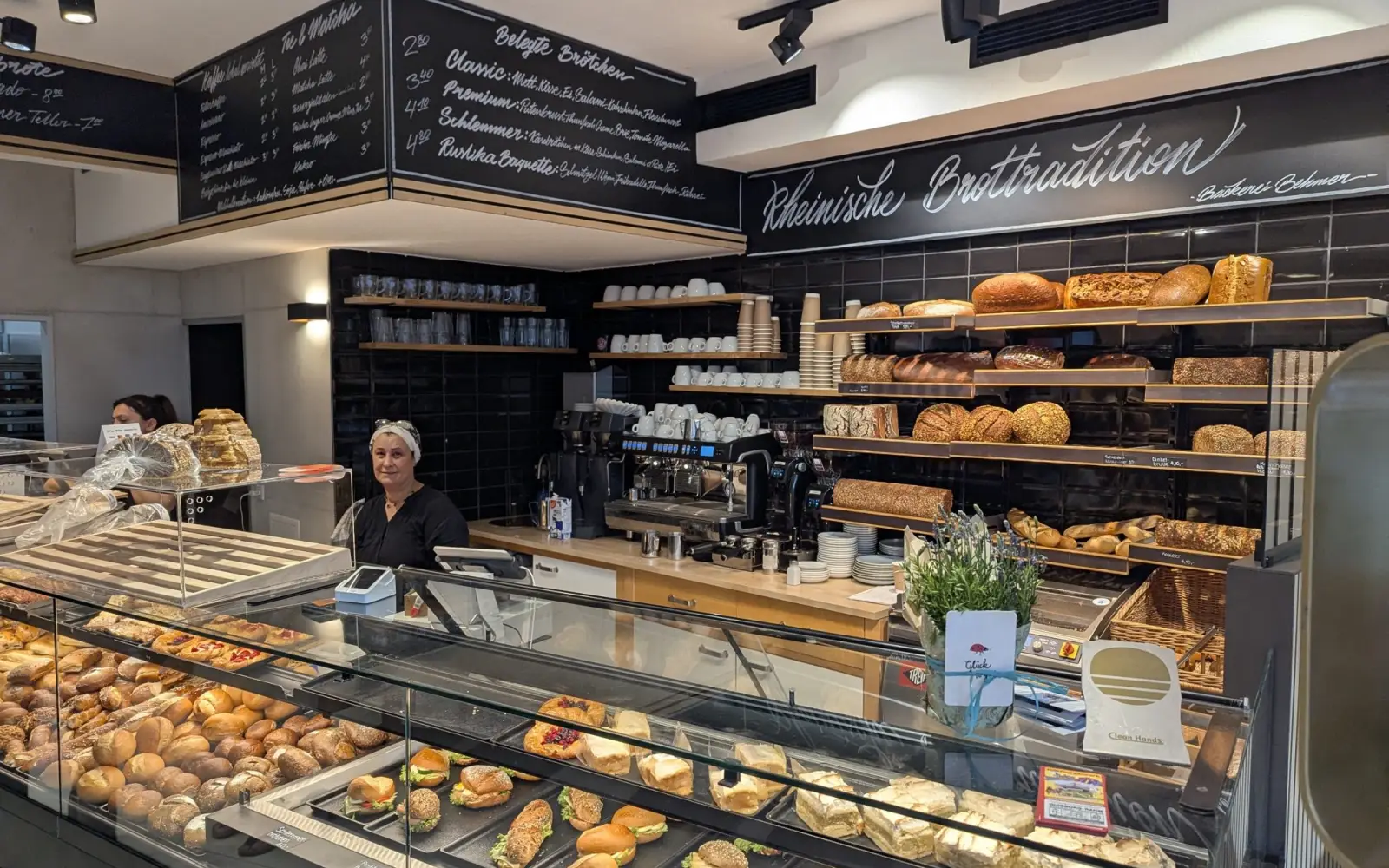 „Mehr als Brot“ bietet in Angermund frische Backwaren und ein gemütliches Café-Ambiente mit Glaspavillon und Terrasse. Foto: ah