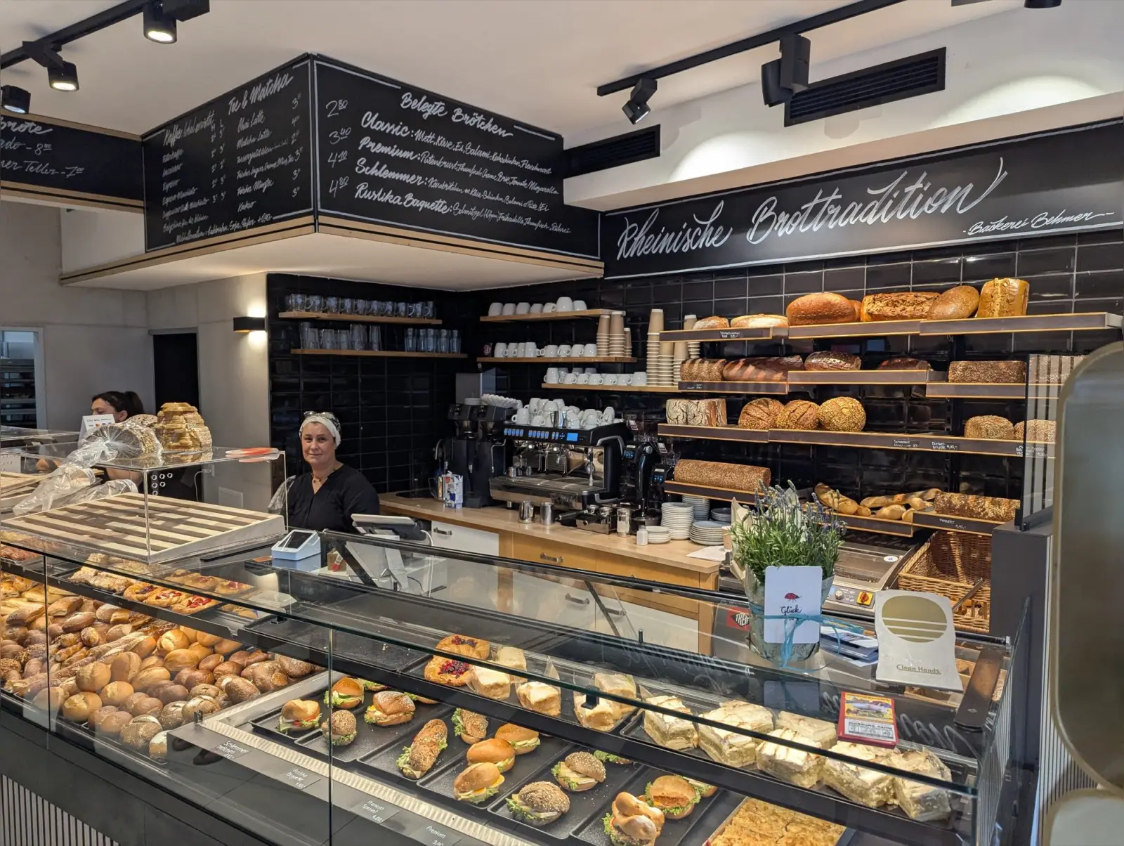 „Mehr als Brot“ bietet in Angermund frische Backwaren und ein gemütliches Café-Ambiente mit Glaspavillon und Terrasse. Foto: ah