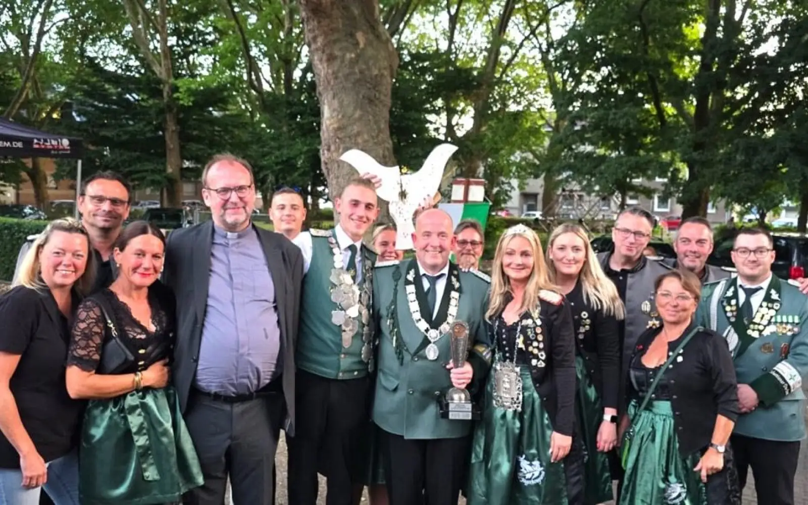 Der Sermer Brudermeister Ludger Heesen hält stolz den Pokal der Brudermeister 2025 in seinen Händen. Foto: privat