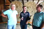 Ein Gespräch über Stadtgrenzen hinweg (von links): Karl Sonnen aus Wittlaer, Reinhard Mosch aus Mündelheim sowie Michael Brücker aus Zeppenheim. Foto: sam