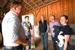 Bei Broten und Getränken wurden Probleme im kleinen Kreis weiter diskutiert. Foto: sam