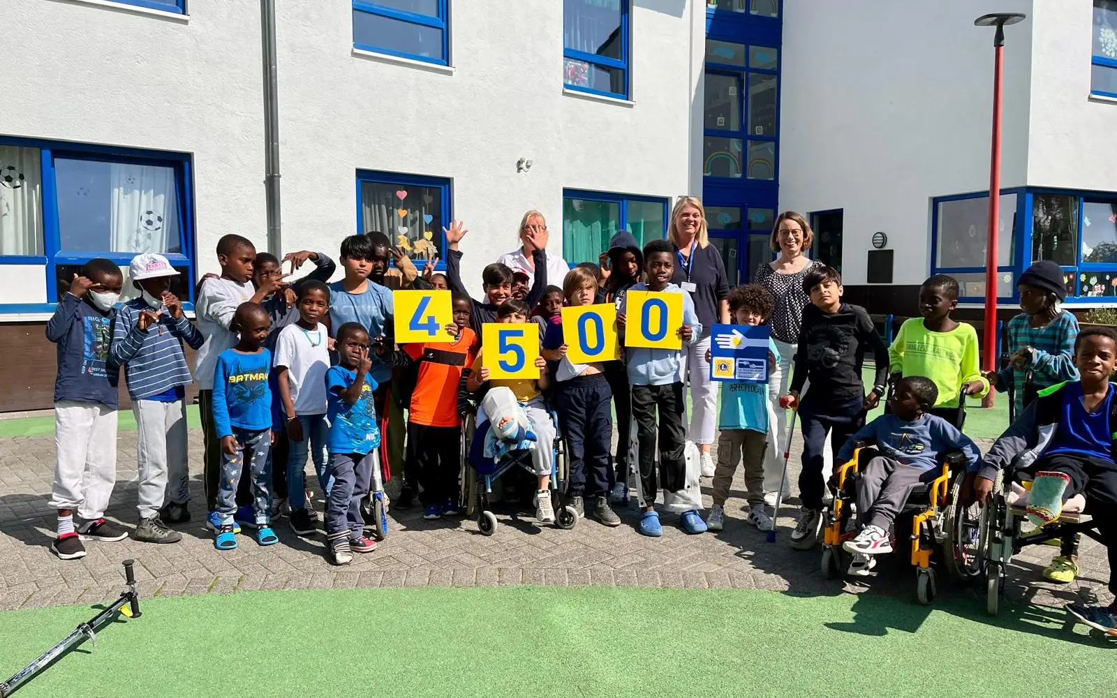 Constanze von Gerkan (Friedensdorf International), Dagmar Dieterle und Katrin Schwelm-Glatzel (beide Lions Club Düsseldorf-Kaiserswerth) (von links) mit Kindern bei der symbolischen Übergabe der 4.500-Euro-Spende. Foto: privat