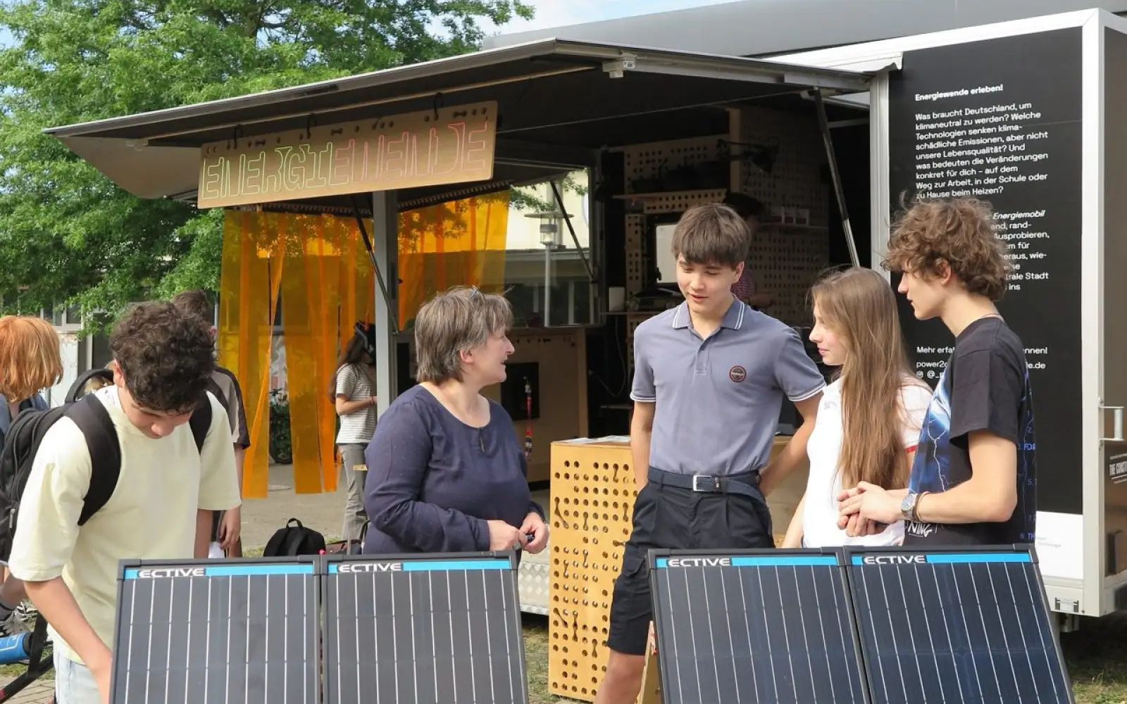 Schulleiterin Dr. Katrin Lowin (links) im Austausch mit Schüler:innen des Max-Planck-Gymnasiums über Fragen zur Energiewende. Foto: Regina Thein