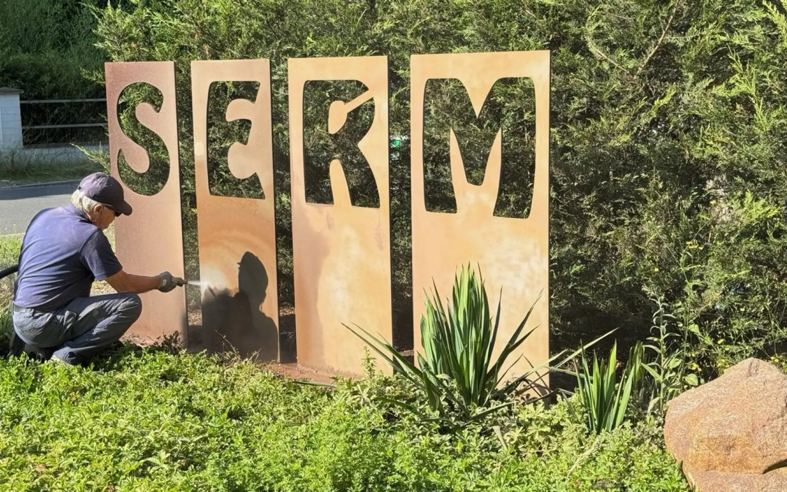 Der Vorsitzende des Sermer Bürgervereins, Rainer Kreh, legte selbst Hand an, um das Schild am Ortseingang zu säubern. Foto: privat
