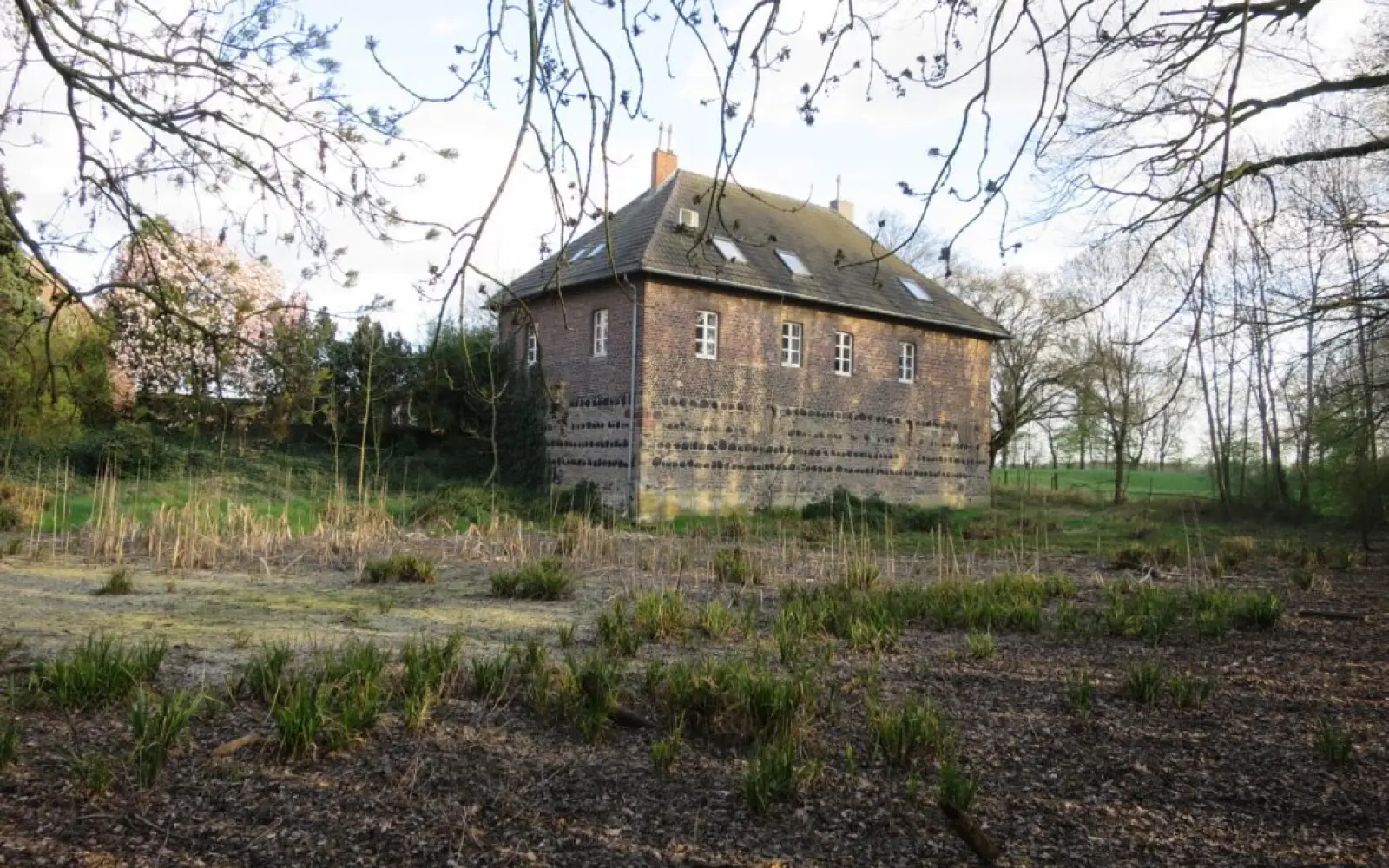 Der Leuchtenberger Hof im trockenliegenden Wassergraben. Foto: hs