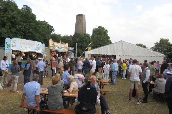 Kaiserswerth feiert sein Schützen- und Heimatfest am Rheinufer