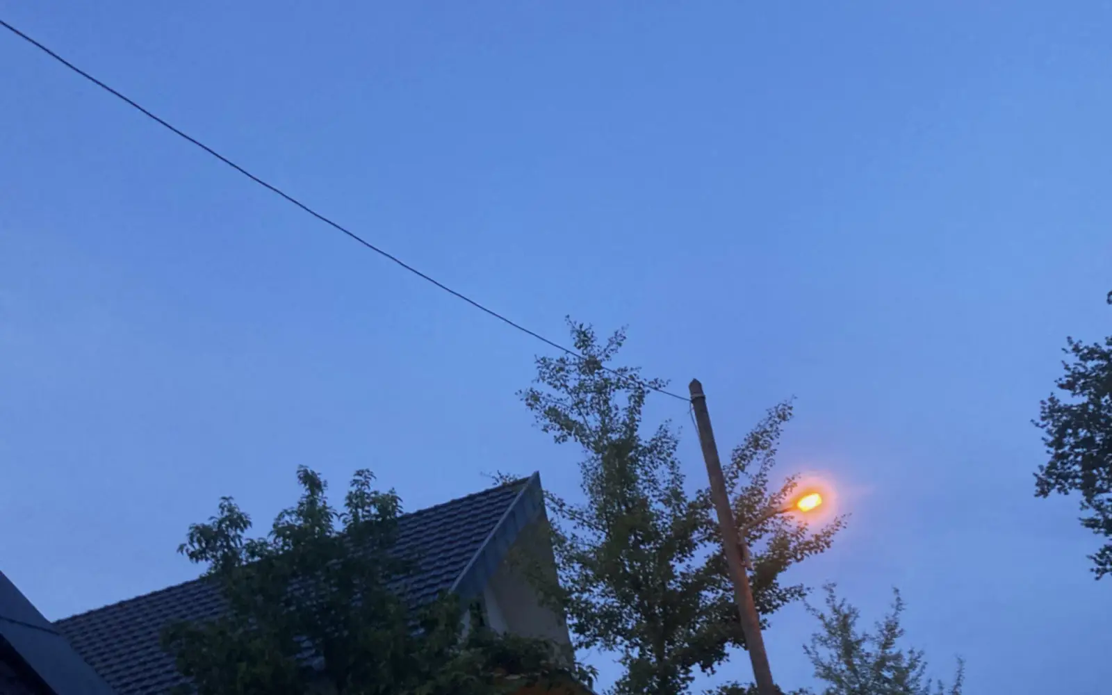 Einige Empfänger in Duisburger Straßenlaternen sind derzeit defekt – es kann dunkel bleiben. Foto: sam
