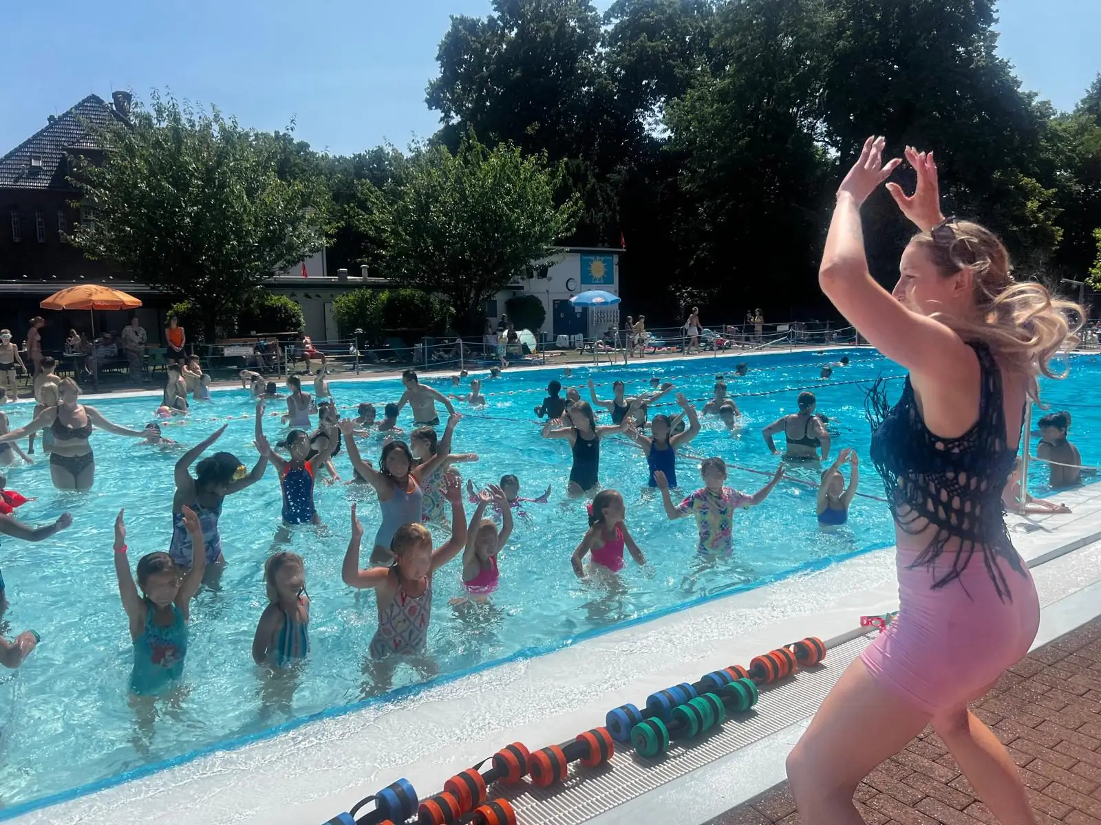 Kinder machten begeistert bei der Aquafitness mit und sorgten für tolle Stimmung beim Sommerfest im Freibad Flossen Weg. Foto: Flossen weg e.V.
