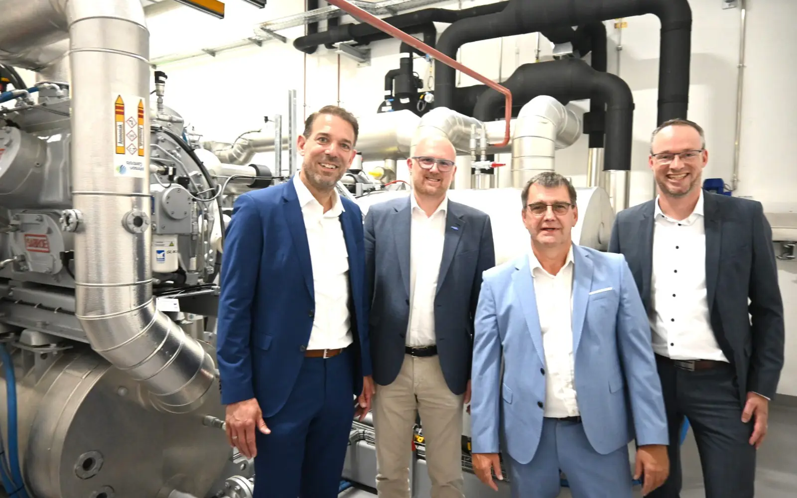 Nahmen die innovative Kraft-Wärme-Kopplungs-Anlage der Stadtwerke Duisburg an der Kläranlage in Huckingen offiziell in Betrieb (von links): Stefan Geuer (Head of Sales Decentralized Energy Systems bei Zeppelin Power Systems), Oberbürgermeister und Stadtwerke-Aufsichtsratsvorsitzender Sören Link, Uwe Linsen (Vorstandsmitglied der Wirtschaftsbetriebe Duisburg) und Andreas Gutschek (Vorstand Infrastruktur und Digitalisierung bei den Stadtwerken Duisburg). Foto: sam