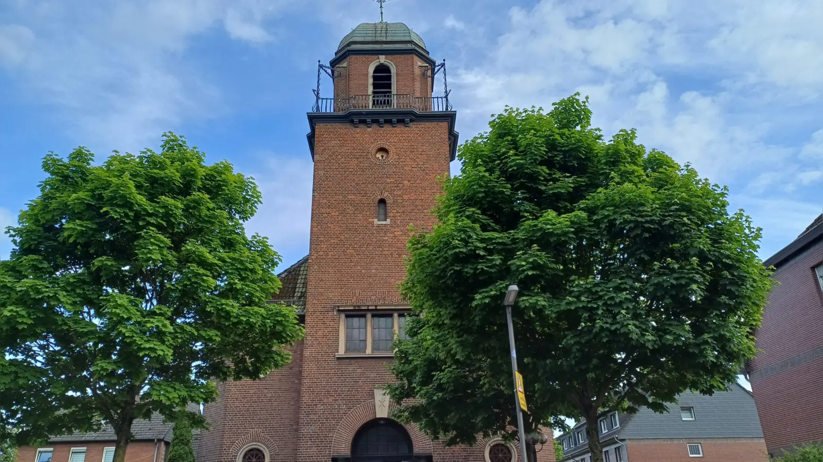 Rund um den Sermer Dom findet am letzten Juni-Wochenende das Gemeindefest statt. Foto: privat