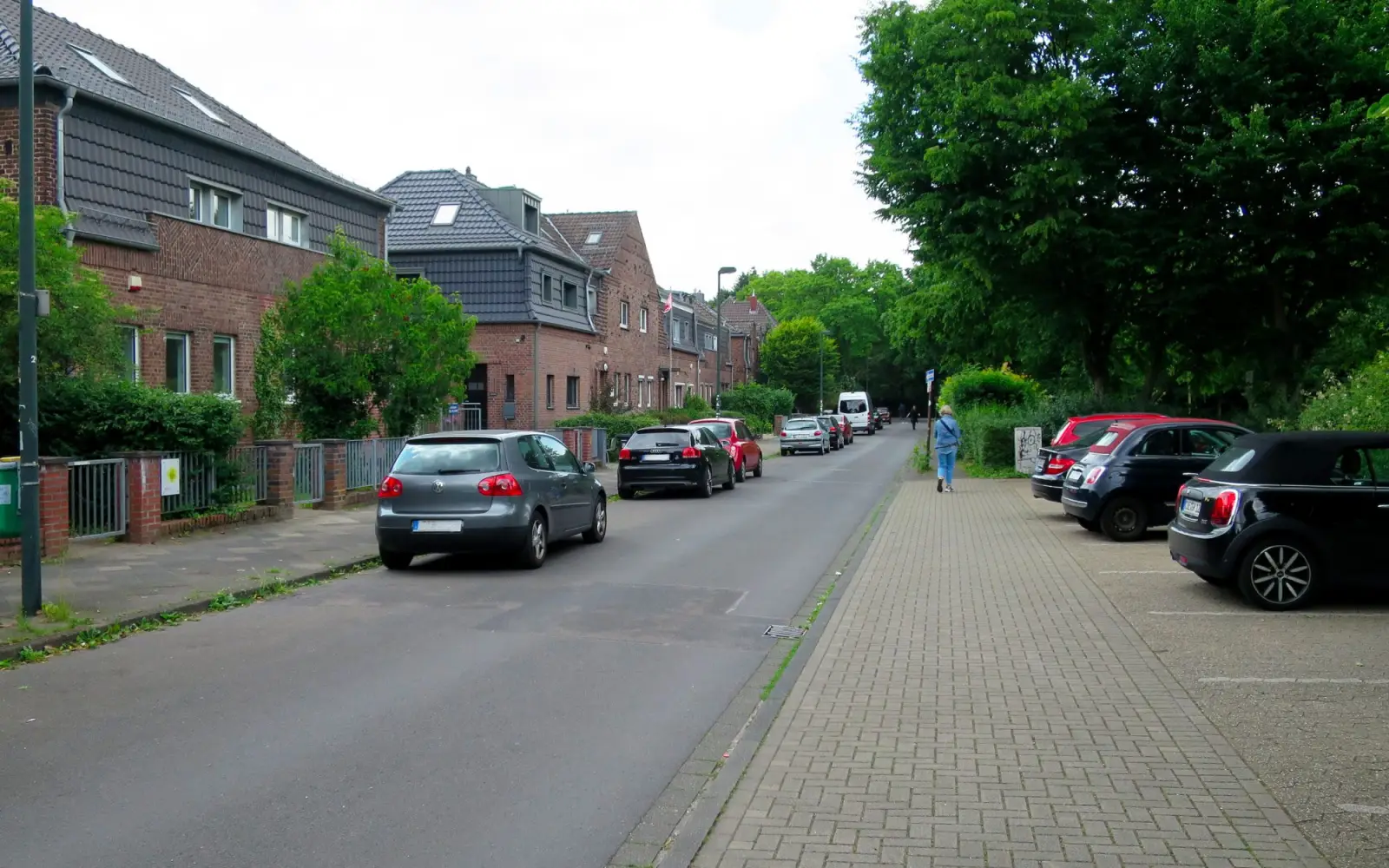 Die Lilienthalstraße und weitere Straßen in Lohausen sollen Bewohnerparkgebiet werden. Foto: hs