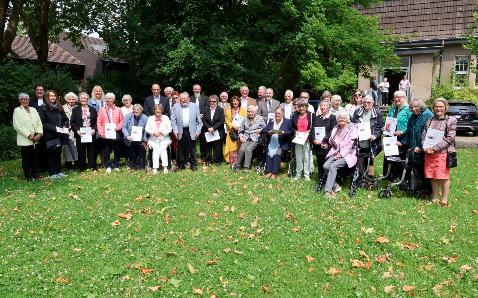 35 Frauen und Männern feierten Pfingstmontag ihr Jubiläumskonfirmation. Foto: evgds.de 