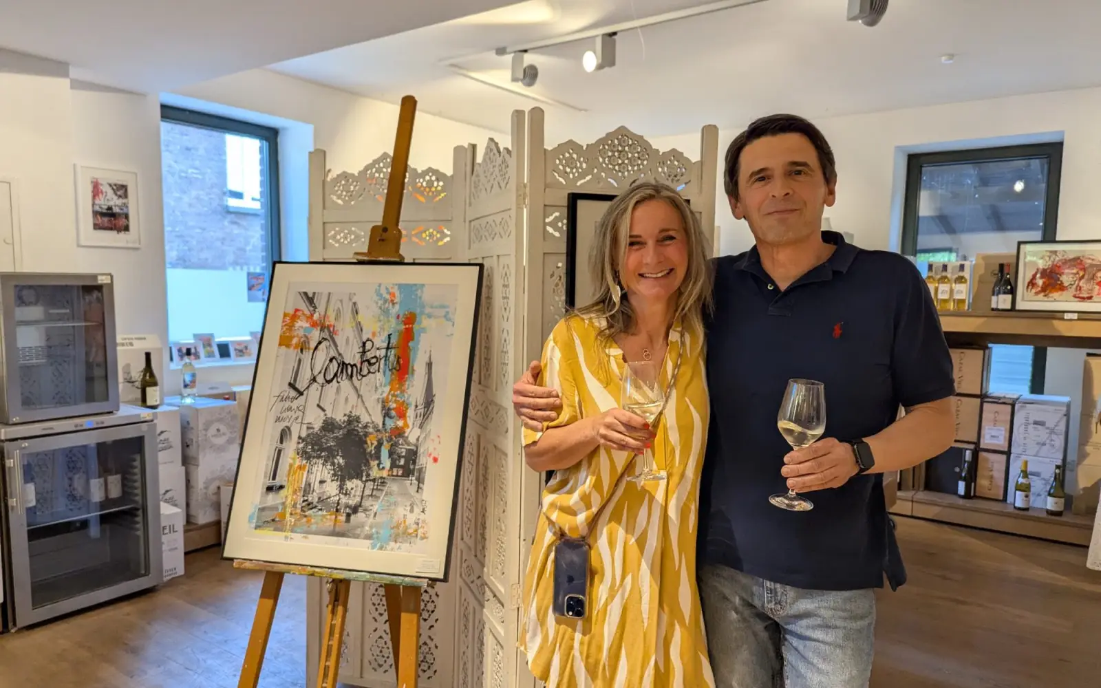 Annette Sandt und Ivan Gantchev während der Eröffnungsrede zur Ausstellung „STRONG“ im Jacques’ Weindepot in Kaiserswerth. Foto: ah
