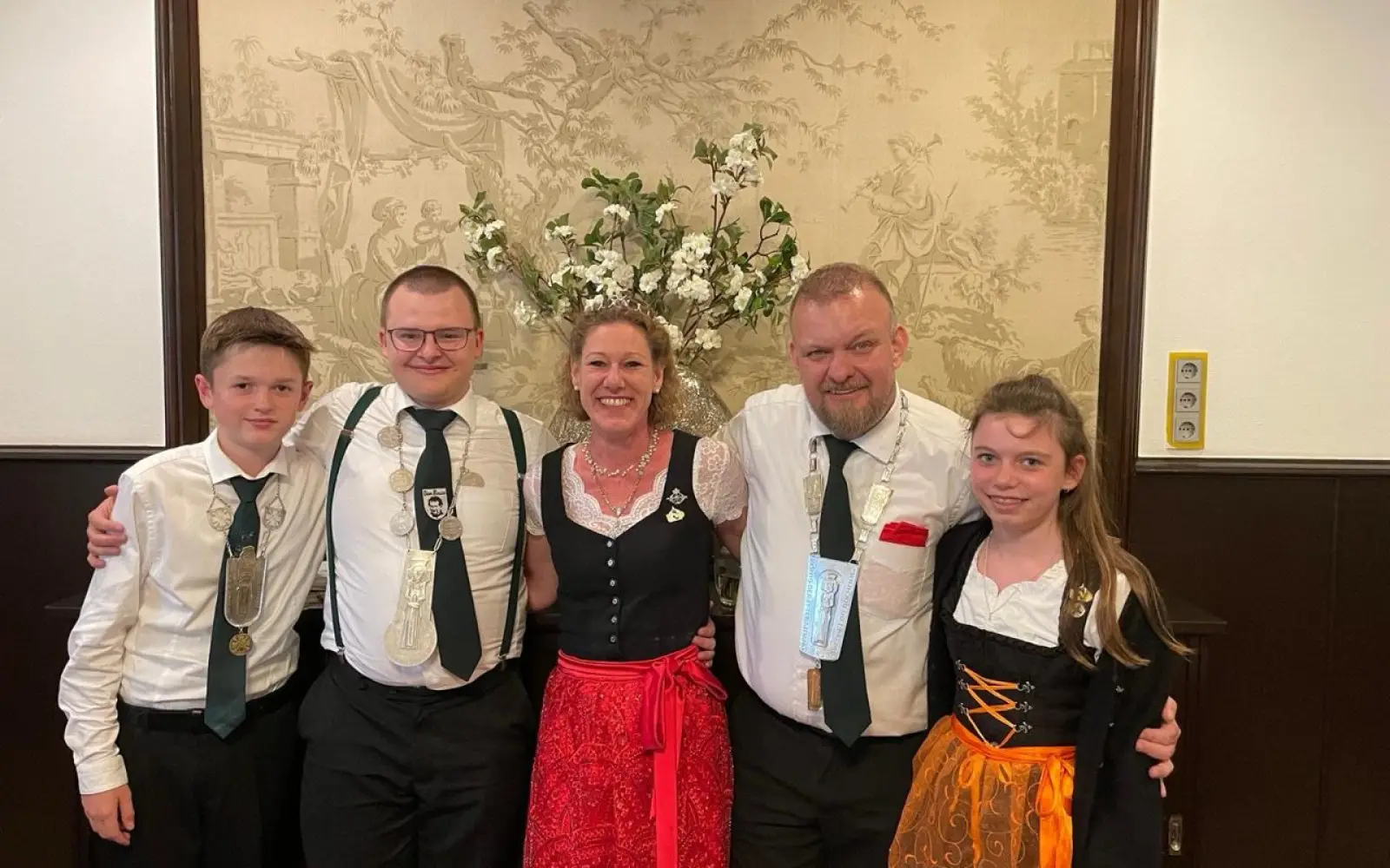Auf ein schönes Schützen- und Volksfest in Buchholz freut sich besonders das amtierende Königspaar, Christopher Lenders und Anja Konrad – hier mit Prinz Florian Grießhammer, Schülerprinz Leon Scheffler und Tellprinzessin Laura Lieser. Wer tritt die Nachfolge an? Foto: privat