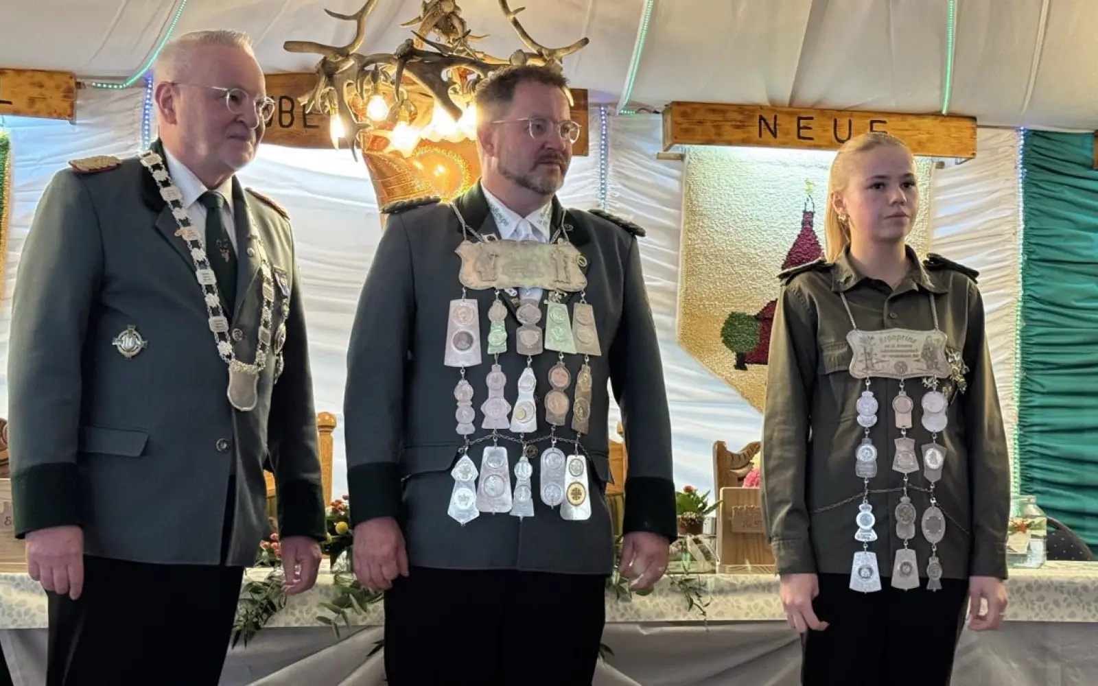 Die Großenbaumer Schützen haben einen neuen König: Es ist Carsten Köhler (Mitte), der von seinem Lebenspartner Volker Schumacher begleitet wird. Beim Schießen auf den Prinzenvogel war Greta Fettweiß erfolgreich. Foto: HP Zimmermann