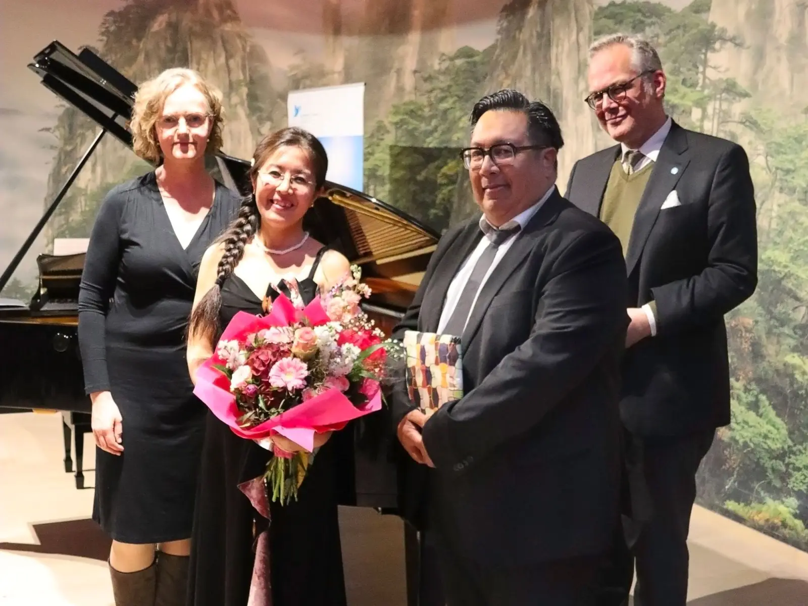 Elisabeth Siemer (Leiterin des Friederike Fliedner Hospizes Kaiserswerth), Pianistin Miyuki Brummer, Pfarrer Jonas Marquardt (Vorstandssprecher der Kaiserswerther Diakonie) und Reza Indrakesuma (C. Bechstein Centrum Düsseldorf) (von links) freuten sich sehr über die positive Resonanz. Foto: Kaiserswerther Diakonie/A. Debusmann