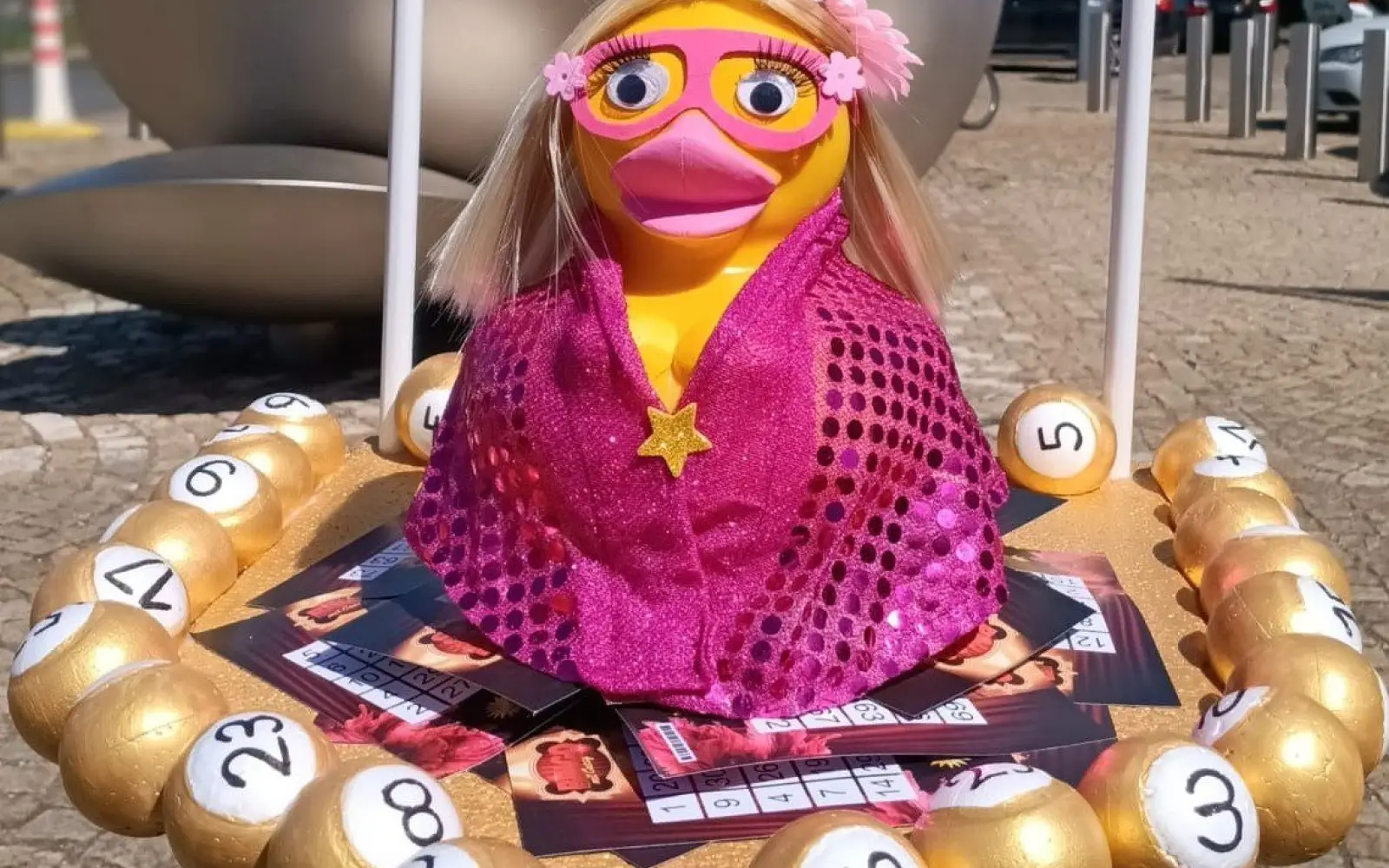 Die Promi-Ente des MERKUR Casino Duisburg wurde aufwendig gestaltet und erhielt beim letzten Rennen den Preis für die schönste Ente. Foto: VKM