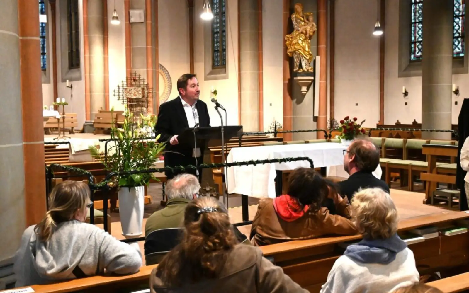 Verwaltungsleiter Uwe Becker informierte über den Zustand der Kirche – im „Notaltar-Raum“. Foto: sam