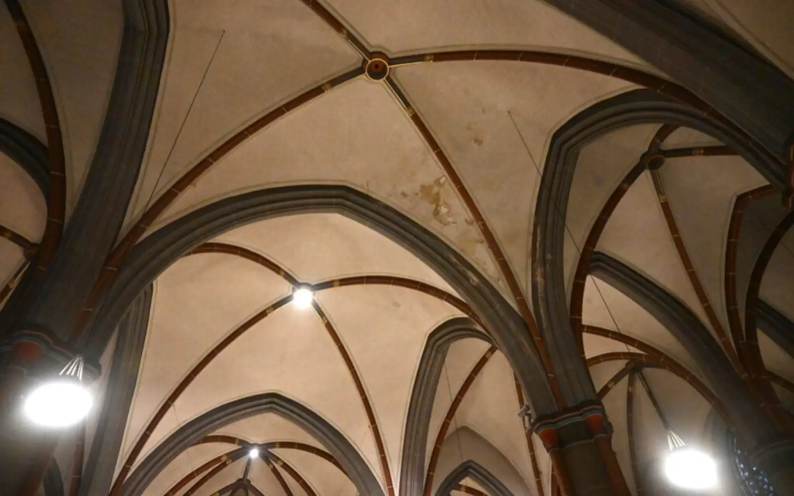 Über dem eigentlichen Altarraum bröckelt die Decke ab – deshalb ist dieser Teil der Kirche seit fast zwei Jahren gesperrt. Foto: sam