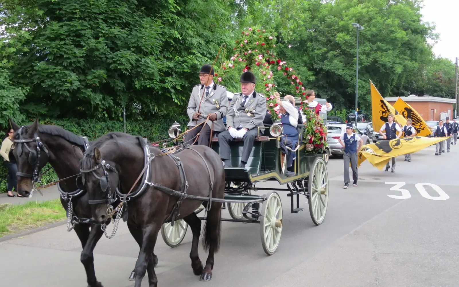 Schützenmajestäten werden in blumengeschmückter Kutsche gefahren. Foto: hs