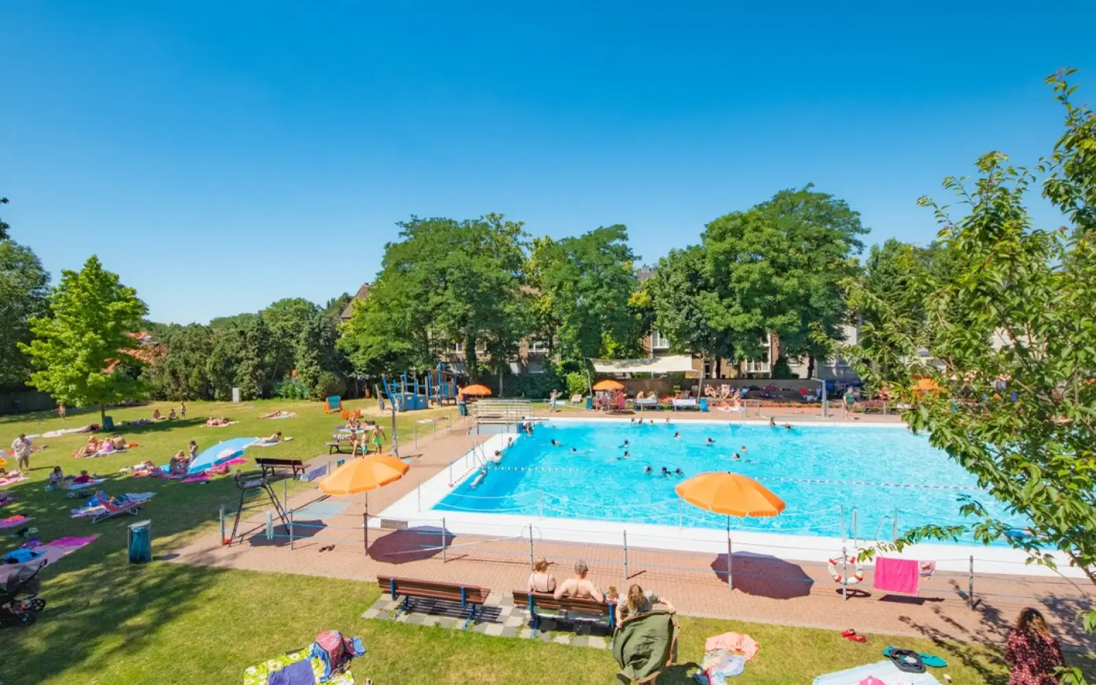 Spiel, Sport und Sommerlaune: Im Freibad „Flossen weg“ in Kaiserswerth findet das Sommerfest mit Schwimmwettbewerb für alle statt. Foto: Keografie8