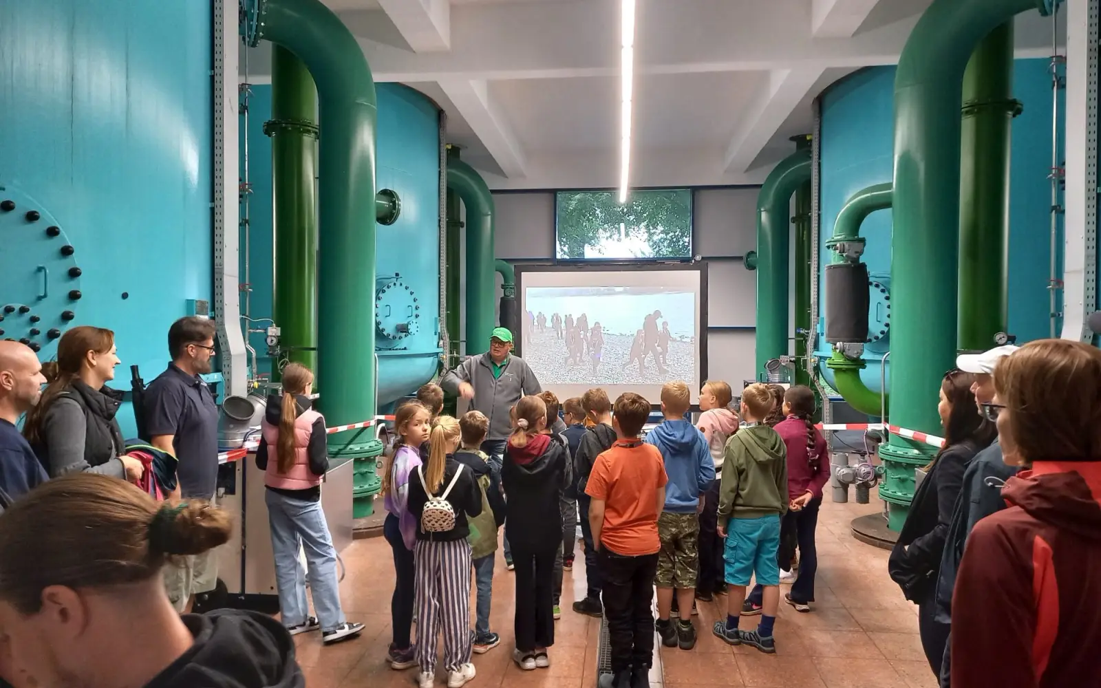 Zahlreiche Kinder und Erwachsene nehmen an einer Führung im Wasserwerk Wittlaer teil. Foto: Stadtwerke Duisburg AG