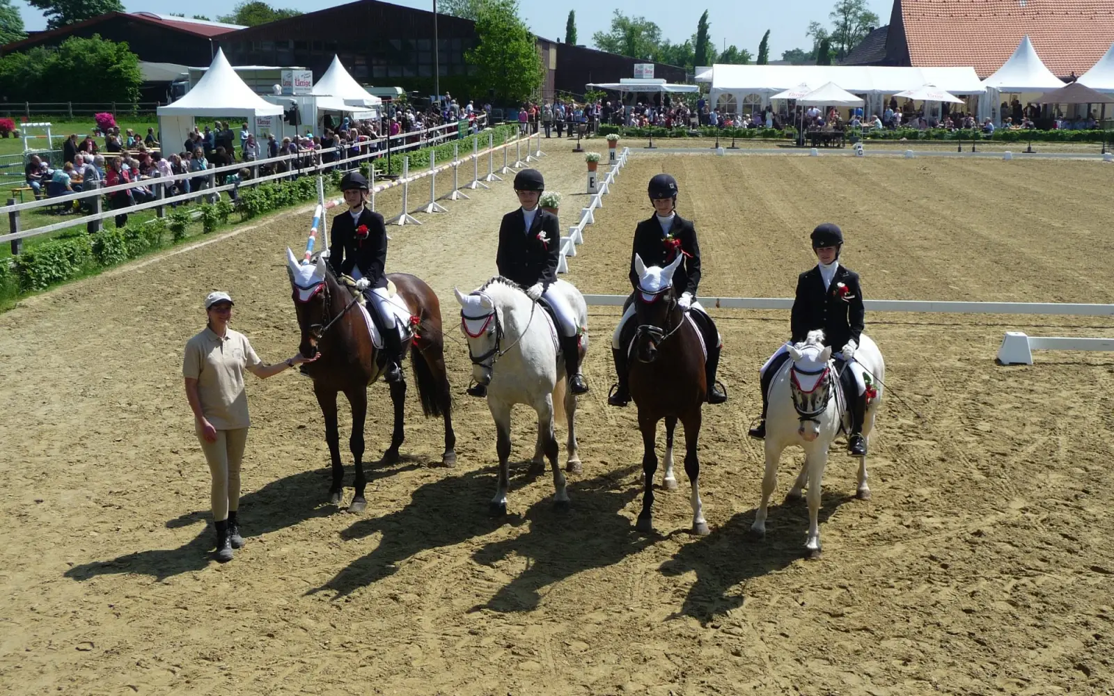 Aufstellen einer Gruppe Reiter zum Wettbewerb auf dem Bergerhof. Archivfoto: hs
