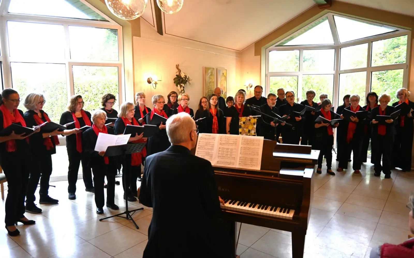Beim musikalischen Sommerabend begeisterte die Chorgemeinschaft „Cantemus“ unter der Leitung von Franz-Josef Reidick. Foto: sam