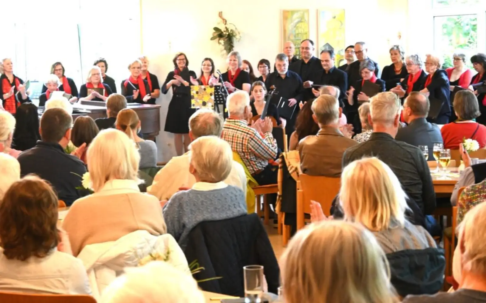 Gut 130 Gäste lauschten im Rahmer Pfarrheim dem Programm „Zwischen Lachen und Weinen“. Foto: sam