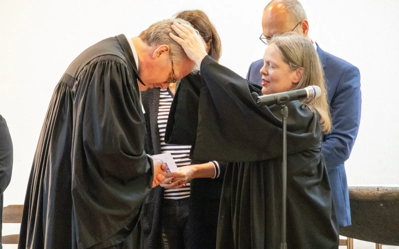 Pfarrer Jonas Marquardt wird im Rahmen eines feierlichen Gottesdienstes in der Mutterhauskirche Kaiserswerth von Oberkirchenrätin Henrike Tetz als theologischer Vorstand der Kaiserswerther Diakonie eingeführt. Foto: ah