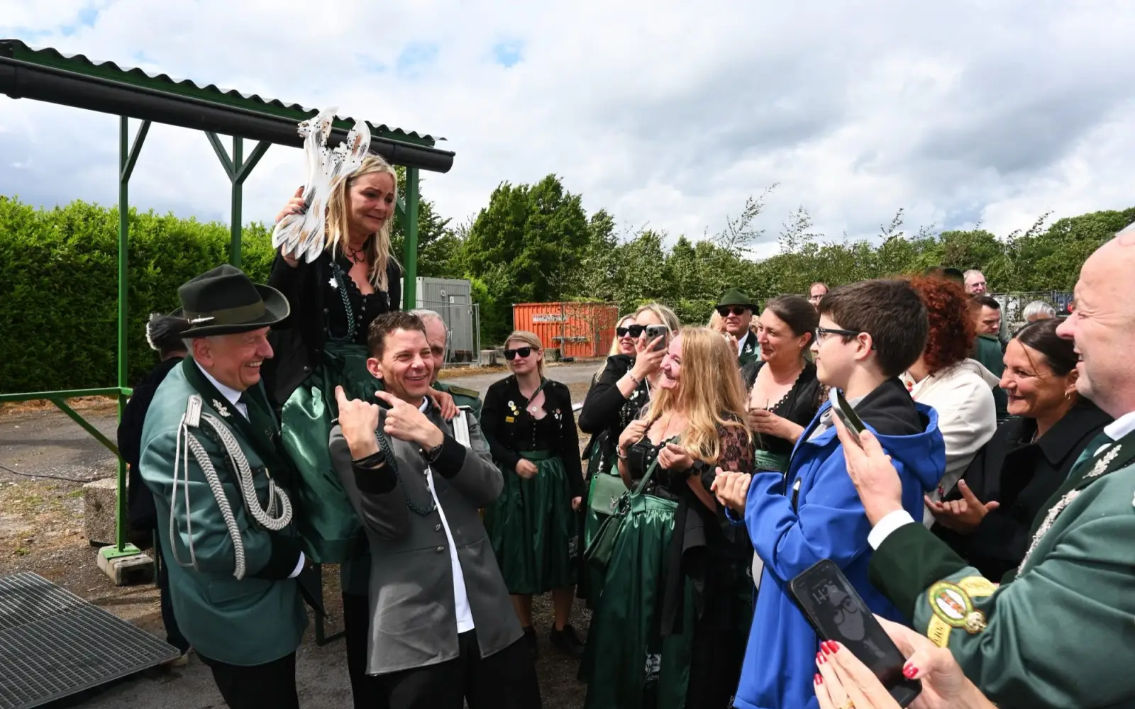 Carmen Kaiser holte mit dem 132. Schuss den Königsvogel in Serm von der Stange – als erste Frau in der Vereinsgeschichte. Foto: sam