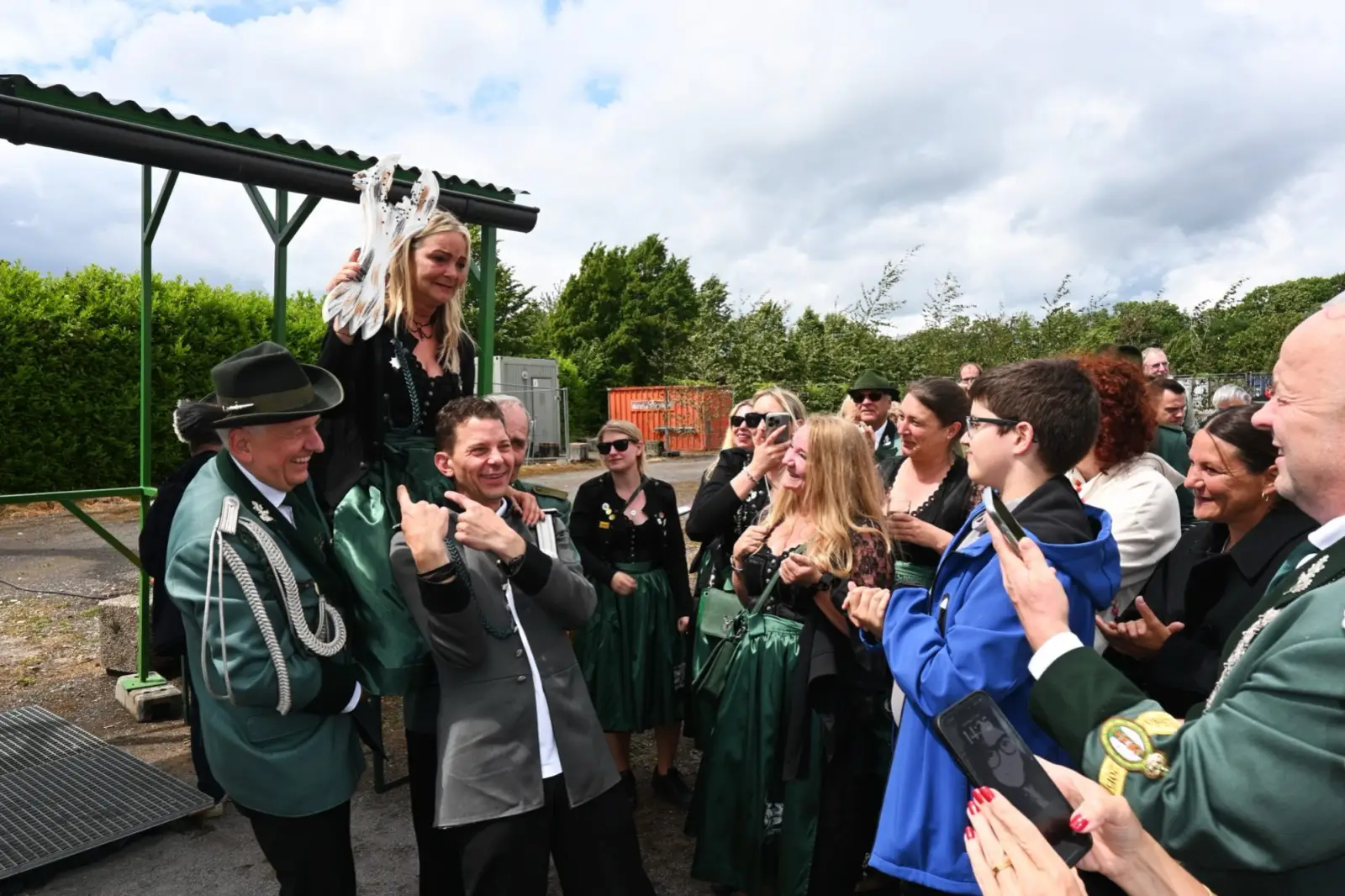 Carmen Kaiser holte mit dem 132. Schuss den Königsvogel in Serm von der Stange – als erste Frau in der Vereinsgeschichte. Foto: sam