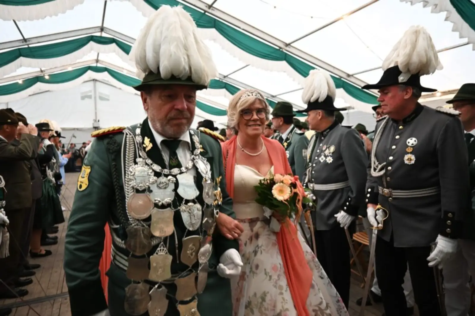 Pech mit dem Wetter hatte das scheidende Königspaar Uwe und Michaela Kessel: Der große Festumzug fiel am Samstag wegen des Regens aus. Foto: sam