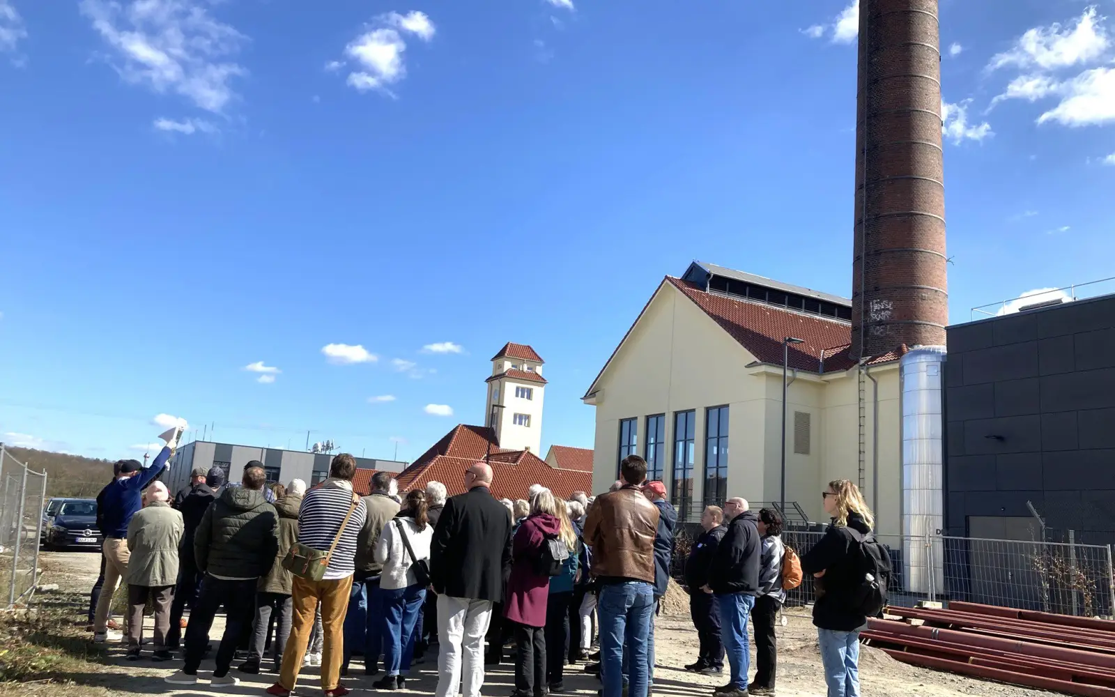 Als Oberbürgermeister Sören Link Ende März interessierte Bürgerinnen und Bürger durch Wedau führte, war die Entscheidung der UDE, hier nicht die ingenieurwissenschaftlichen Fakultäten zu realisieren, noch nicht bekannt. Foto: sam