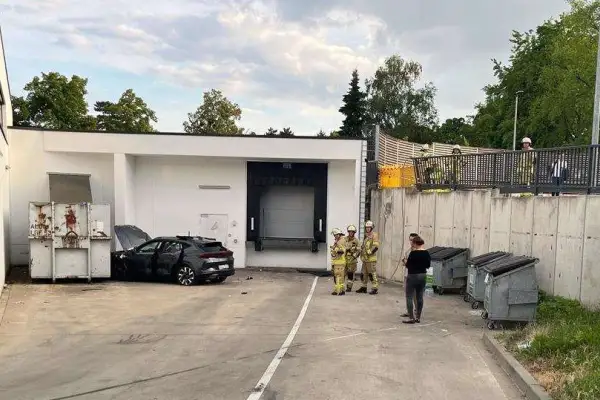 Auto stürzt in Lieferanteneinfahrt – Brüstung in Angermund durchbrochen