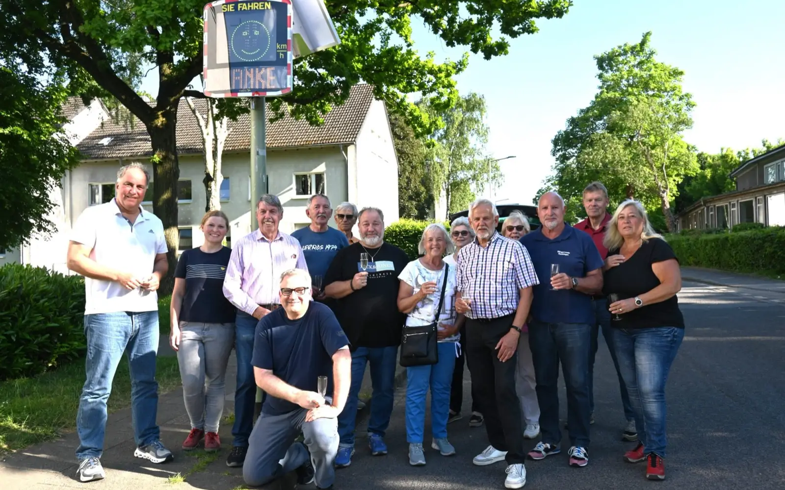 Seit Montagabend hängt das Speeddisplay vor der Grundschule in Huckingen. Gemessen wird 150 bis 200 Meter davor. Mit dabei waren unter anderem Schulleiter Andreas Geselbracht, Schulpflegschaftsvorsitzende Svenja Wenning (links) sowie Dietmar Ahlemann, Vorsitzender des Bürgervereins (kniend). Foto: sam