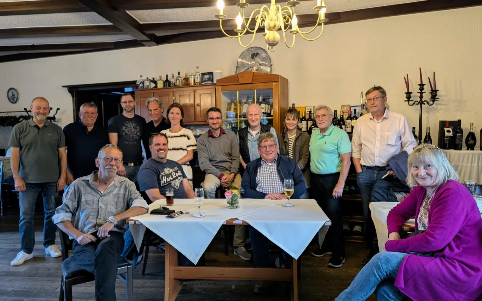 Vorstand und Mitglieder des Vereins Handwerk und Handel Angermund bei der 33. Jahreshauptversammlung im Landgasthaus Chargé. Foto: ah