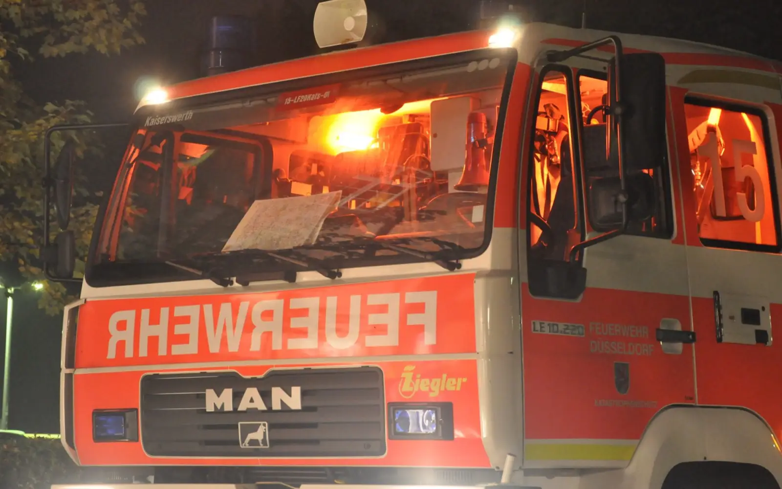 Ein Feuerwehrauto im Einsatz. Archivfoto: ah