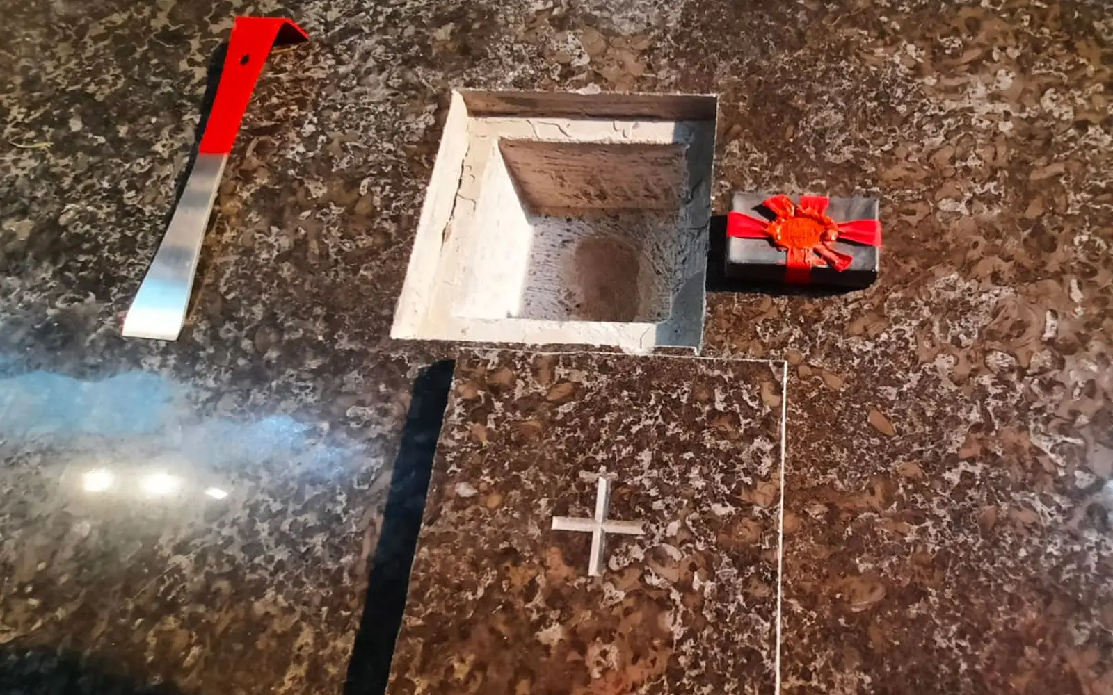 Das Reliquienkästchen wurde nun aus dem Altar in der profanierten Kirche St. Stephanus in Ungelsheim herausgenommen. Fotos: privat
