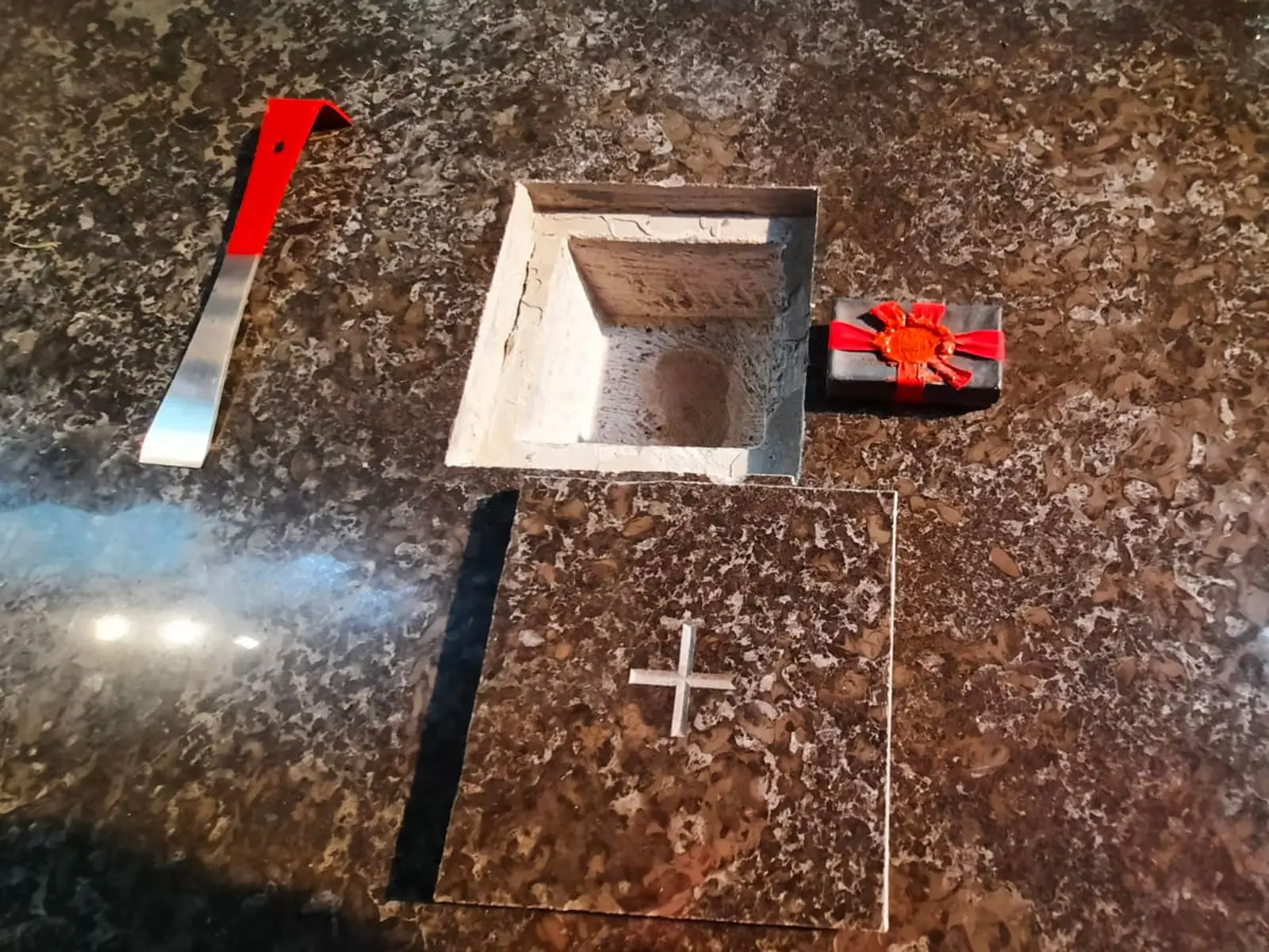 Das Reliquienkästchen wurde nun aus dem Altar in der profanierten Kirche St. Stephanus in Ungelsheim herausgenommen. Fotos: privat