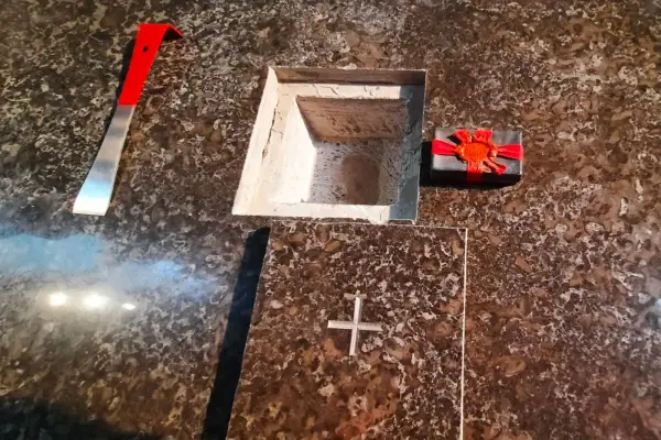 Reliquien aus dem Altar von St. Stephanus entnommen