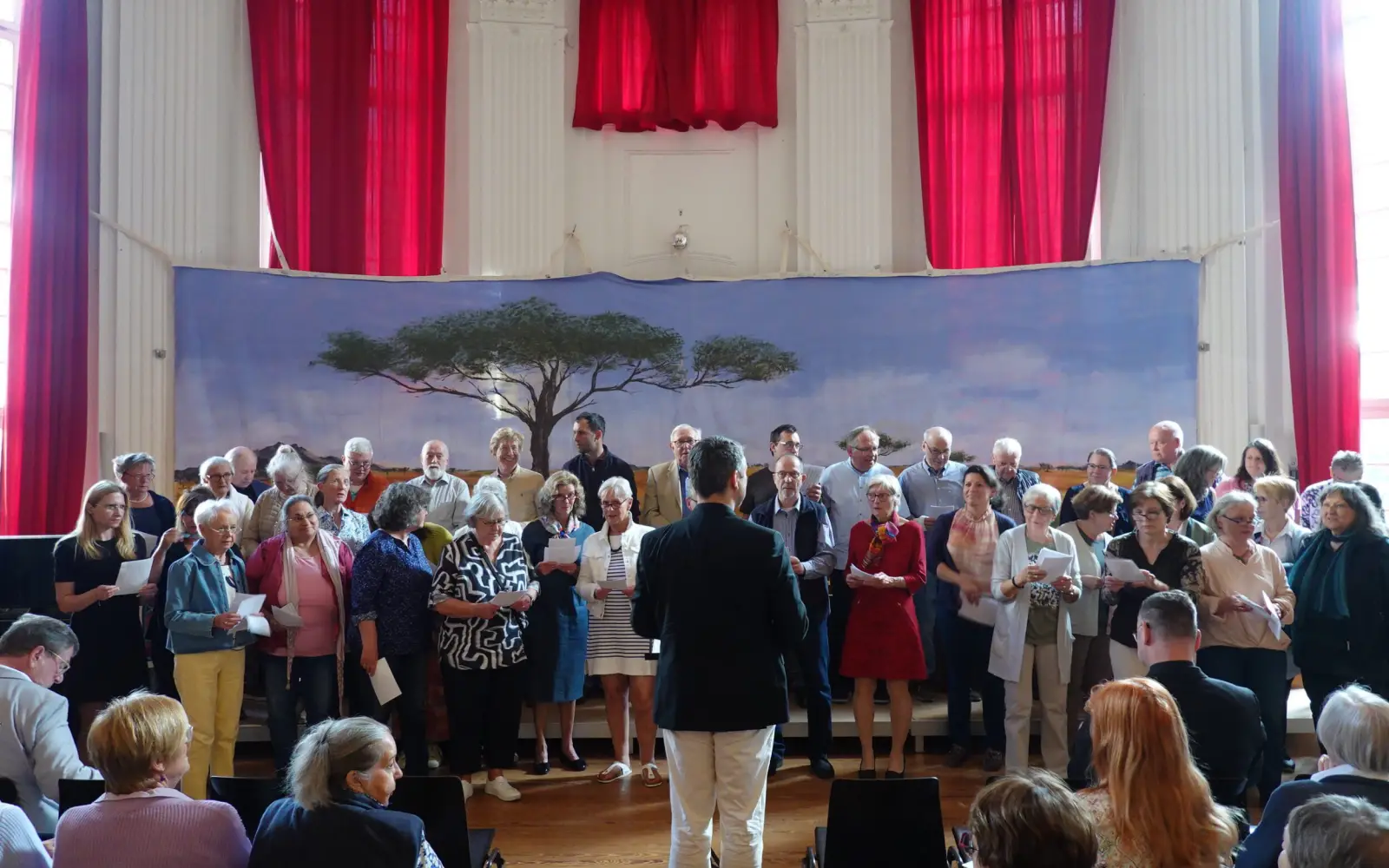 Der Basilika-Chor St. Suitbertus bei der Ausstellungseröffnung (Vernissage) in der Aula der Kaiserswerther Grundschule. Foto: Karl Döhler