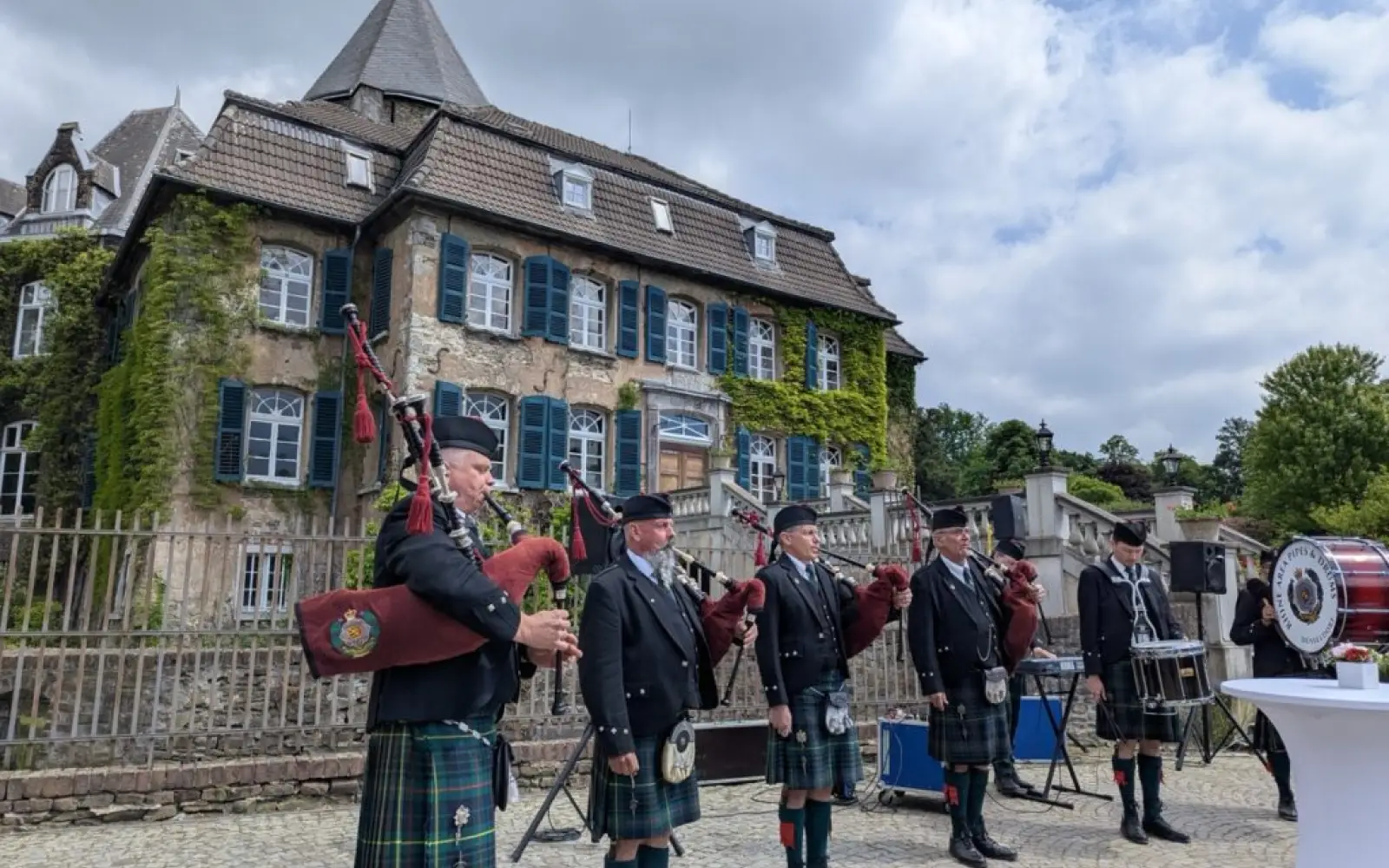 Die Rhine Area Pipes and Drums sorgten mit schottischer Dudelsackmusik für einen stimmungsvollen Auftakt der Feierlichkeiten. Foto: ah