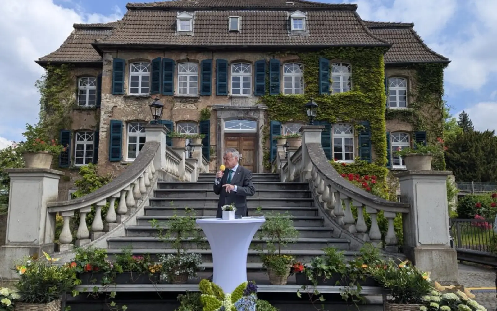 Innenminister Herbert Reul bei seiner Ansprache vor Schloss Linnep. Foto: ah