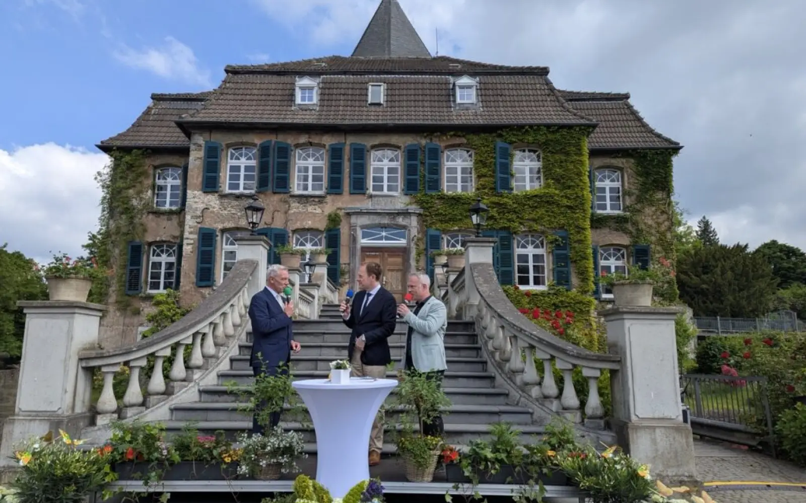 Ratingens Bürgermeister Klaus Pesch, Düsseldorfs Oberbürgermeister Dr. Stephan Keller und Moderator Christian Pannes (von links) im lockeren Gespräch vor Schloss Linnep. Foto: ah