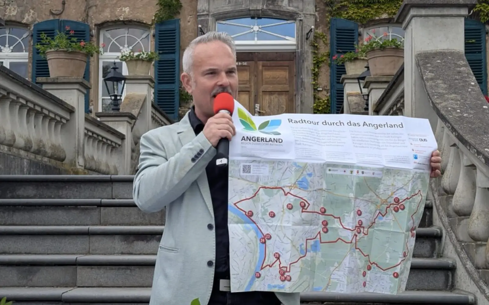 Moderator Christian Pannes stellt die neue Fahrradkarte „Radtour durch das Angerland“ vor. Foto: ah