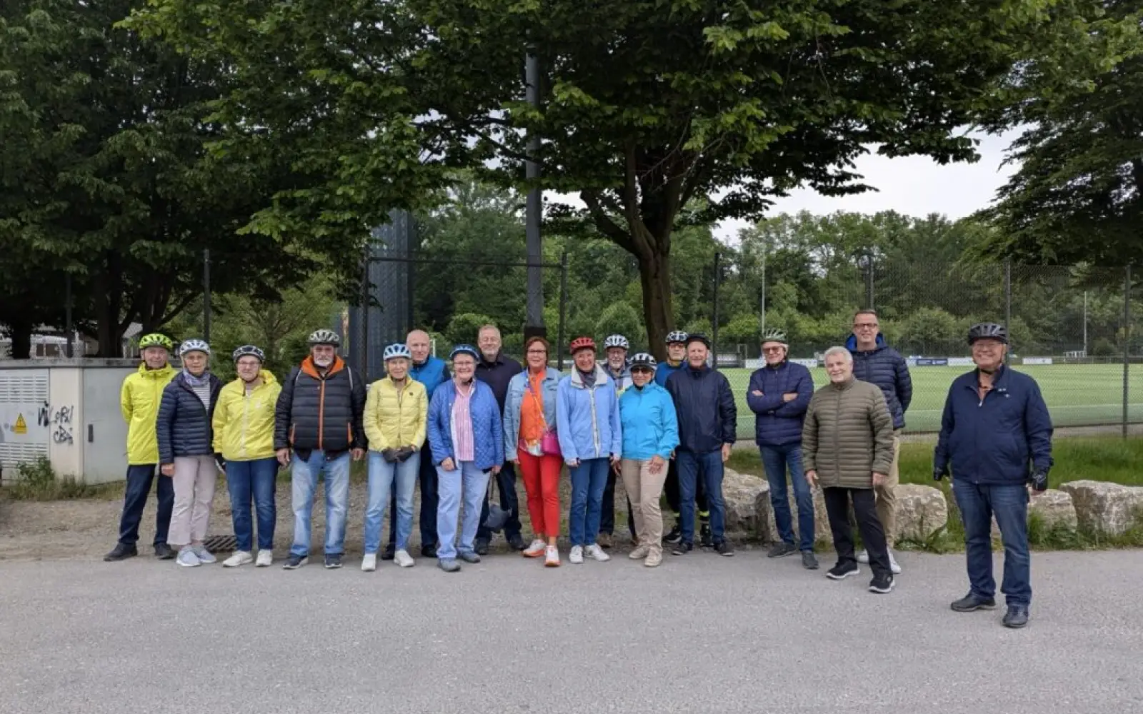 Teilnehmende der Fahrradtour aus Angermund beim Start am Sportplatz Angermund. Foto: ah