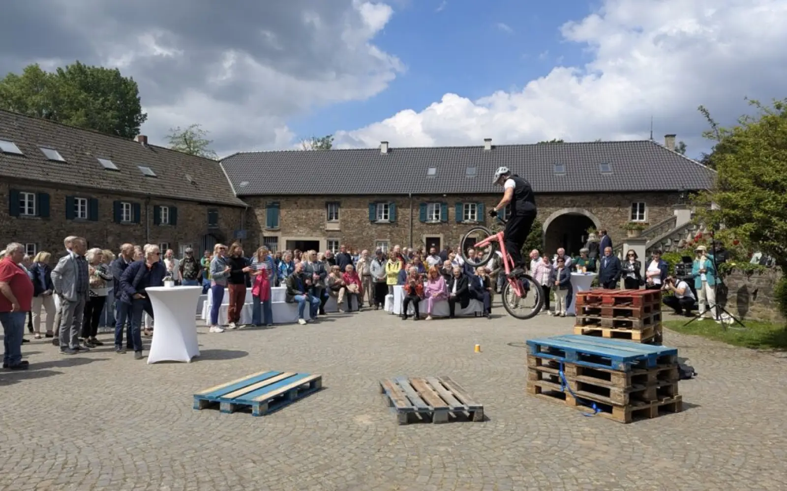 Eindruck aus der Fahrradakrobatikshow im Anschluss an den Festakt. Foto: ah